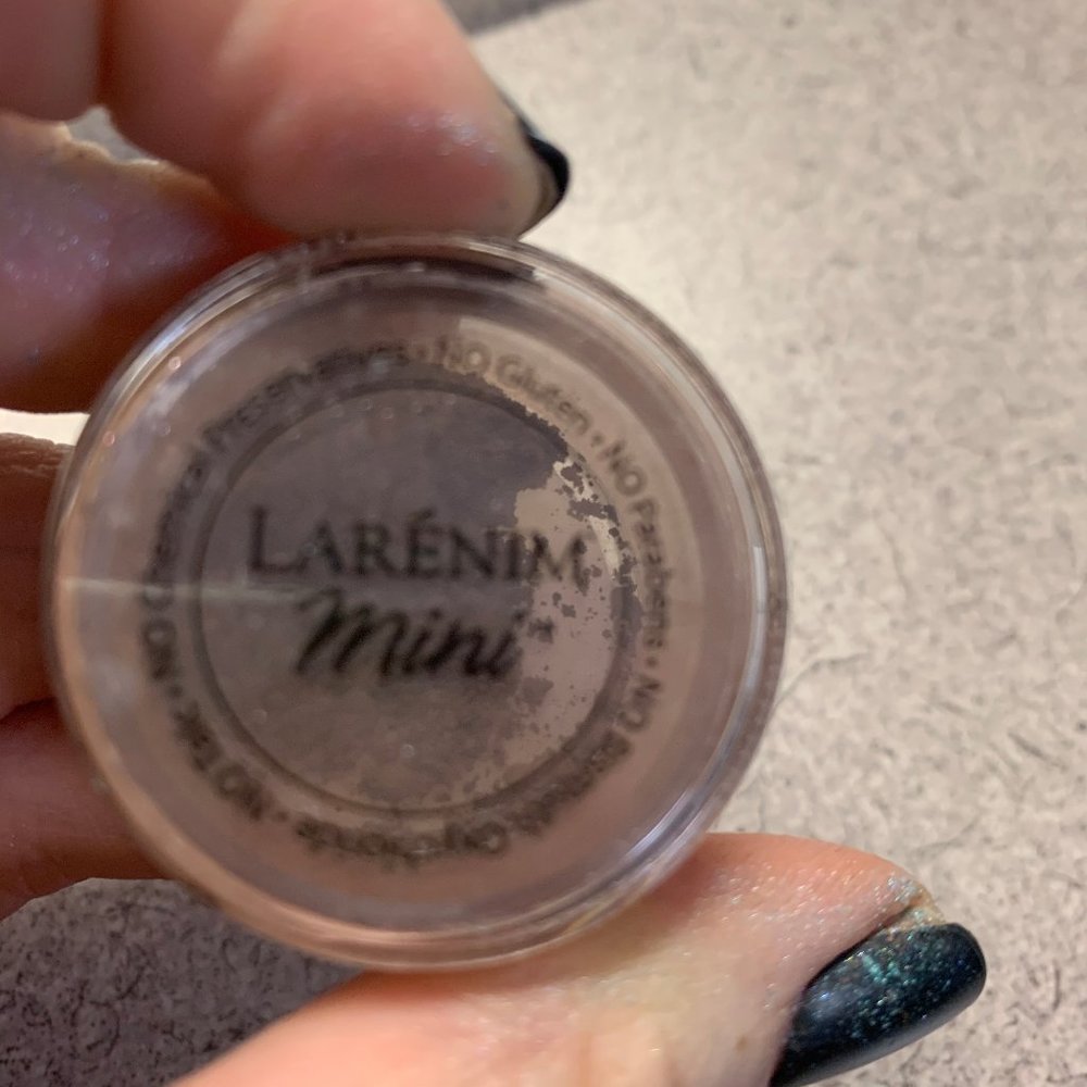 Larenim Mineral Powder Eye Color - Midnight Espres